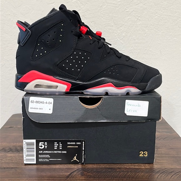 BIG KIDS Jordan 6 Retro - Picture 2 of 5